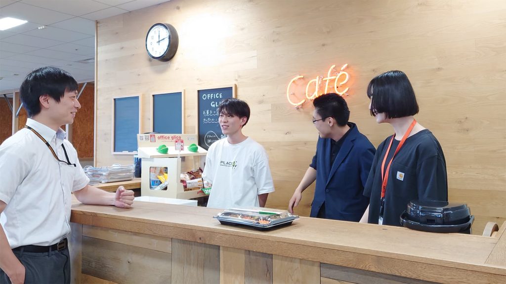 カフェコーナー。ランチタイムになると人が集まり、にぎやかになります!